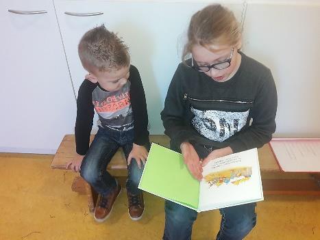 Groep 5-6 Voorlezen Peuterspeelzaal Dinsdag was alweer de tweede groep kinderen van groep 6 aan de beurt om voor te lezen bij de peuterspeelzaal.