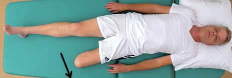 Breng uw geamputeerde been zo ver mogelijk naar uw borst. Zorg dat uw niet geamputeerde been zoveel mogelijk op de grond blijft liggen. Houd dit vijf seconden vast.