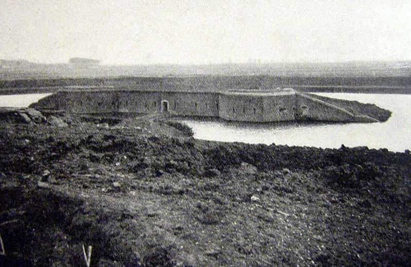 's Nachts kon de 2de Legerafdeling die de zone tussen het kapotte fort Sint- Katelijne-Waver en Duffel verdedigde, niets anders doen dan zich zo goed mogelijk te beschutten tegen de voortdurende