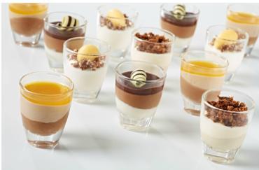 amandelbiscuit met koffiebotercrème afgewerkt met ganache Passievrucht: laagjes amandelbiscuit met passievruchtencrème Crème brûlée-speculoos: laagjes mousse van speculoos met crème