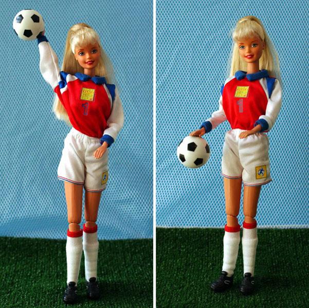 Als keepster mag zij als enige van het elftal binnen de lijnen de bal in haar handen houden (Barbie doet dat met behulp van een magneetje in de bal en een antipool in haar hand).