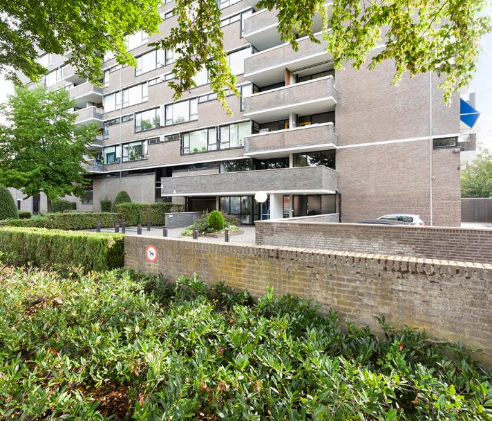 Een mooi en vooral licht 3-kamer-appartement op de 3 de verdieping met een een grote woonkamer, open keuken, balkon, eigen berging en gemeenschappelijke fietsenberging.