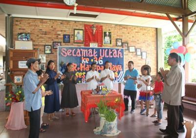 werden de patiënten van Harapan Jaya op het ereplatform geroepen en ontvingen zij twee rolstoelen voor het centrum. 3 augustus 2017 bezocht de regent van Simalungun ons centrum.