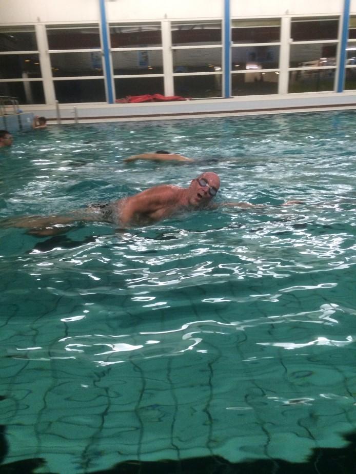 Volwassenen zwemles Zwem- en techniektraining Zwemmen en water zijn ontzettend leuk. Daarom geven wij ook zwemles aan oudere jeugd en volwassenen.