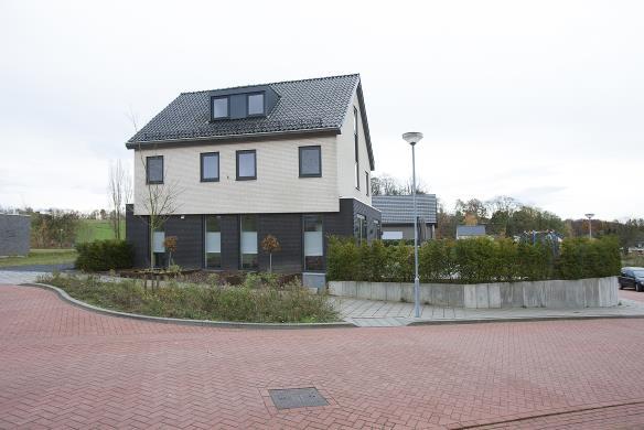 Op goede stand en rustig gelegen in de woonwijk Vaesrade-oost bieden wij deze zeer ruime instapklare woning met garage aan.