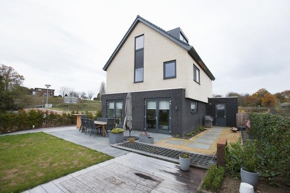 De woning is gelegen op 5-autominuten van Nuth en Amstenrade met alle voorzieningen zoals basisscholen, winkelcentra etc.