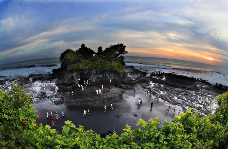 12 Ubud - Sanur Eerst rijdt u naar Tanah Lot, een beroemde tempel die op een rots al eeuwenlang de branding van de Indische Oceaan trotseert.