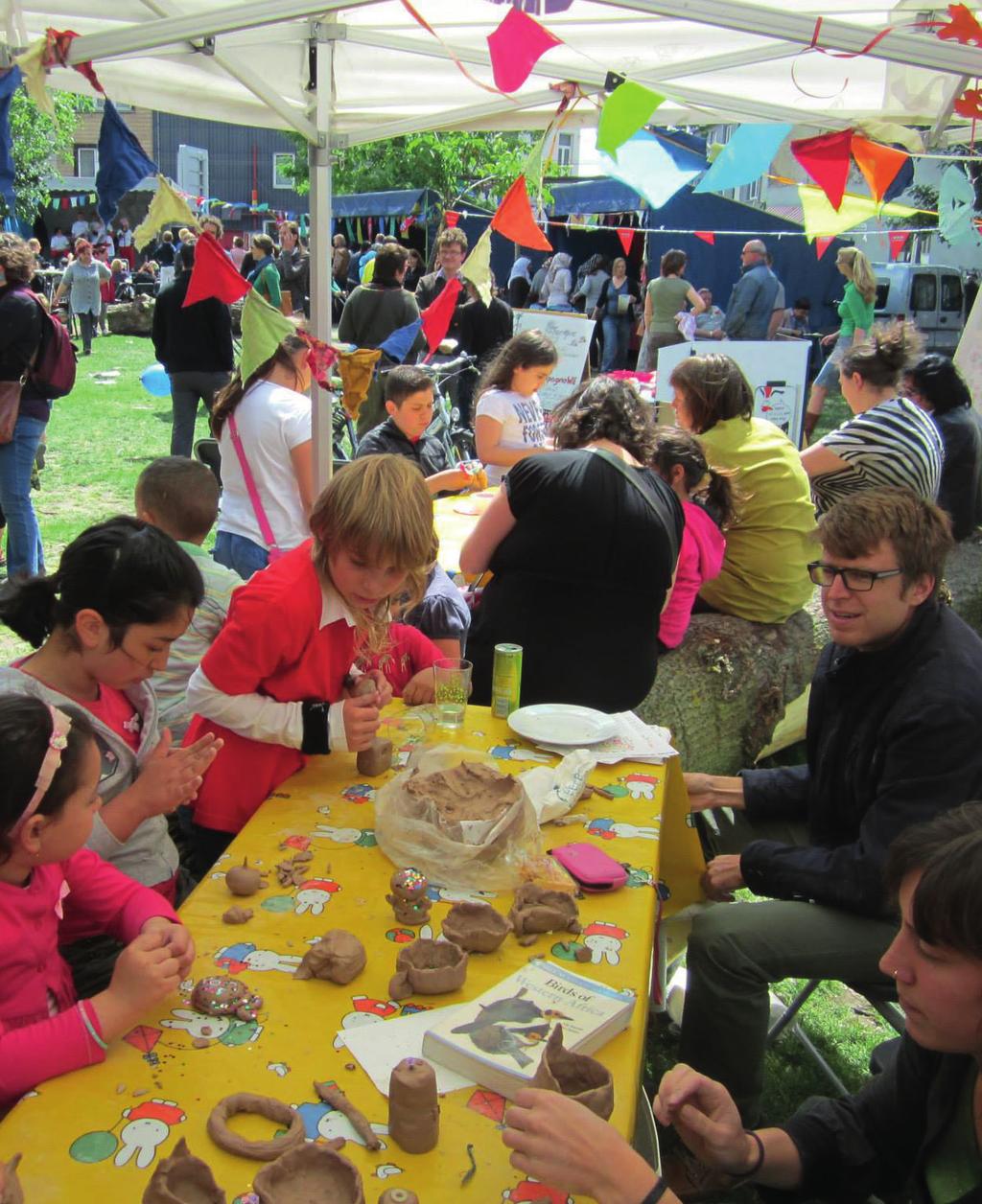 Uilenspel in actie Uilenspel organiseert jaarlijks verschillende activiteiten voor vrijwilligers en gezinnen. Zo vindt er een Kunstfestival, een nieuwjaarsreceptie en een groot slotfeest plaats.