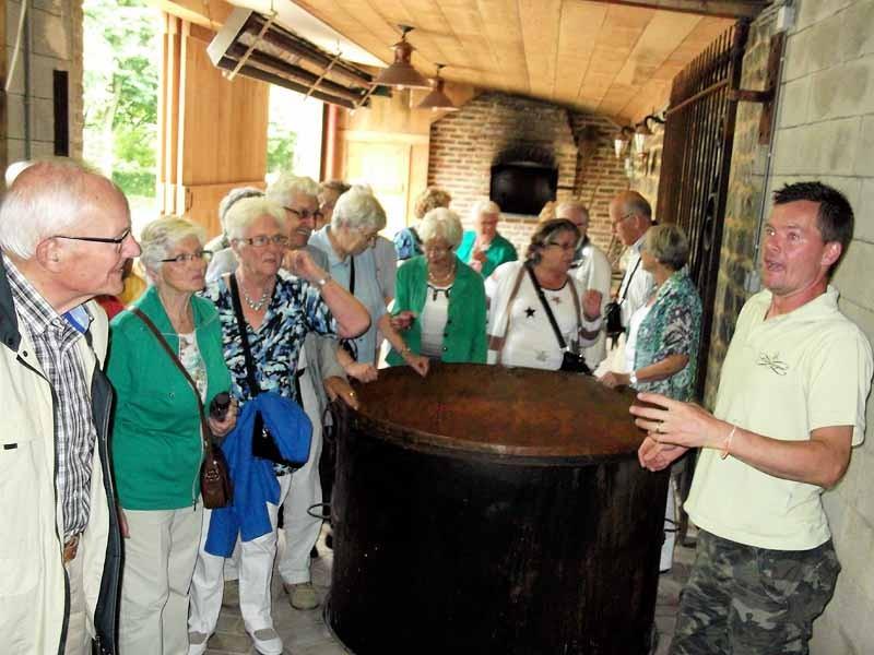 KBO-Roosendaal Na een ritje door Limburg en de Voerstreek kwamen we aan bij Hombourg waar we op het domein van de Molen van Medael de stroopmakerij gingen bezoeken, na een kort verpozen op het domein