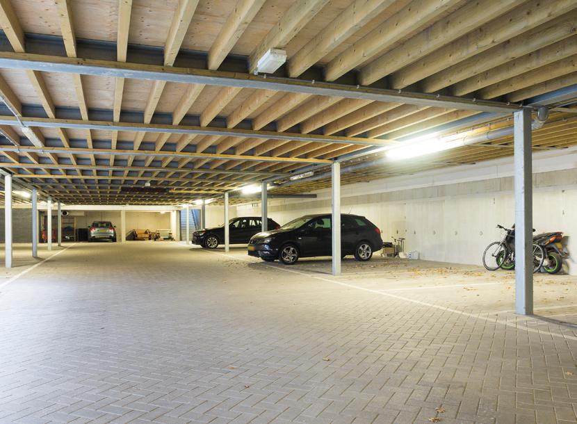 Parkeren: Eigen parkeerplaats in de afgesloten parkeerkelder onder de woning.