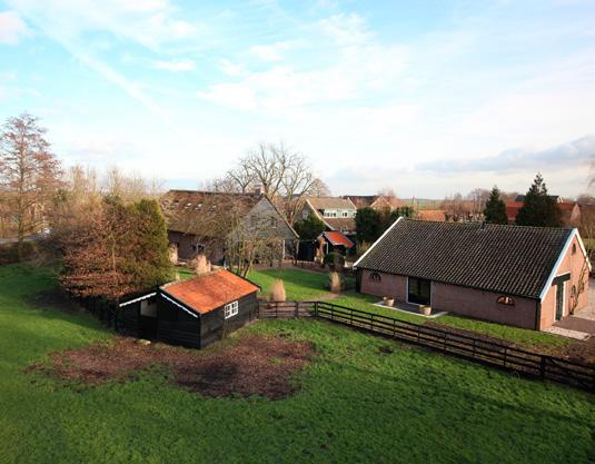 De woonboerderij is omgeven door een fraai aangelegde tuin op het zuiden/ zuidwesten met diverse terrassen, oprit met afsluitbaar sierhekwerk. Het gehele perceel is omheind.