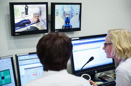 Bedieningsruimte CT-scanner die met het toestel mee kan draaien. Als alles gecontroleerd en soms aangepast is, wordt de bestraling gestart. Op de monitoren wordt uw bestraling nauwgezet gevolgd.