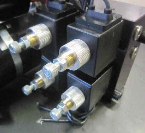 De pomp heeft in totaal vijf ventielen (afhankelijk van het systeem), hiervan worden er vier gebruikt bij het uitsturen en een voor het insturen van de hydraulische steunen. 2.
