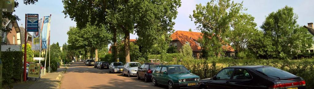 De straat is een smallere straat met aan de polderkant direct voor de verschillende woningen een intensief gebruikte lange parkeerstrook voor langsparkeren en een rij met grote eikenbomen.