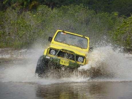 Op de eerste dag ga je samen met je reisgenoten en de gids de savanne verkennen. Daar krijg je de gelegenheid om het avontuur van offroading aan te gaan.