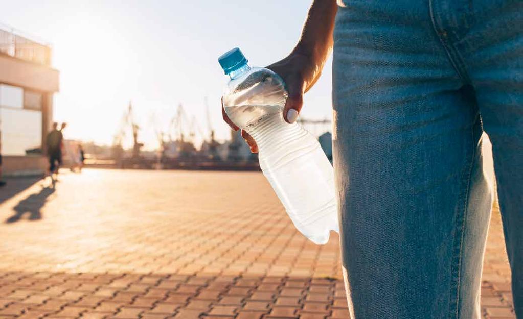 Er zitten microplastics in ons drinkwater, zowel in plastic als glazen flessen, maar ook in kraantjeswater. Dat blijkt uit een studie van de State University van New York.