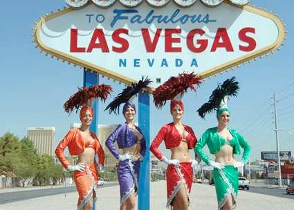 Travel Agency Where would you like to go? Situation 1 Begroet de medewerker. Zeg dat je met vier vrienden naar Las Vegas wilt reizen in de zomer.