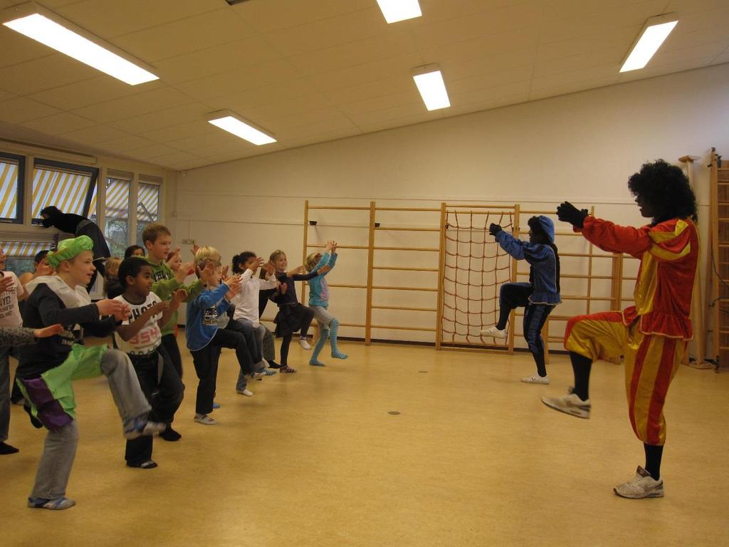 Beweeg Pieten De Beweegpieten gaan rond de Sinterklaasperiode op diverse basisscholen in Alkmaar langs. De kinderen uit groep 1 t/m 4 krijgen op school een (gym)les van de beweegpiet.