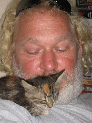 Hij veranderde zijn leven compleet door uit Nederland naar Kreta te verhuizen om het welzijn van zwerfkatten op het eiland te verbeteren.