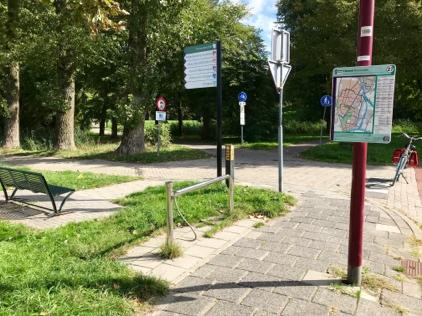 Volg de weg (Parkhout). Je kunt ook de rode banden om de lantarenpalen volgen. Halverwege deze weg neem je rechts het fietspad richting IJsselstein-Zuid.