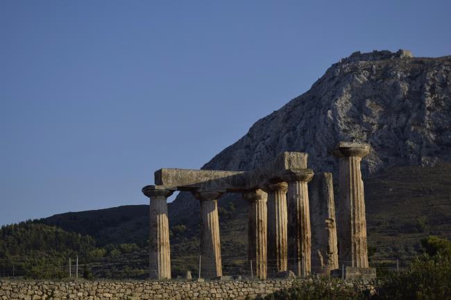 Dag 2: donderdag 25 april 2019 Athene Oud Korinthe - Athene (o,d) Witte Donderdag Vanuit Athene rijden we richting het kanaal van Korinthe. We maken een korte stop bij het kanaal.