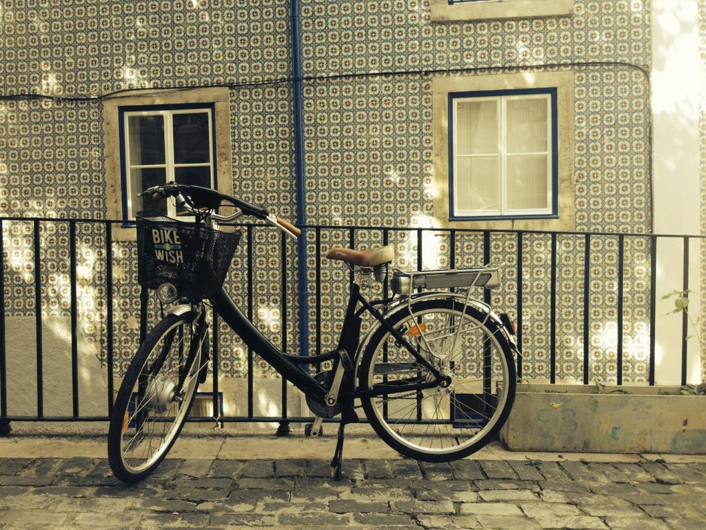 De toeslag voor een elektrische fiets is 180,- (inclusief 30,drop-off fee) voor de gehele reis. De minimale lengte om gebruik te kunnen maken van elektrische fiets is 163cm.