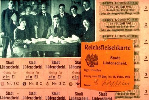 economie Aan het thuisfront sterven kinderen van de honger. In Duitsland is er een tekort aan kolen. Alles is gerantsoeneerd.