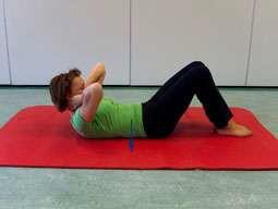 Oefening 10 Ga op uw rug liggen met opgetrokken knieën. Ondersteun met de handen het hoofd.