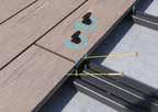 Plaats alle andere terrasplanken met inachtneming van de volgende regels: elke terrasplank met verbindingsclip fixeren en blokkeer dan elke clip met een tik van een hamer in de richting van