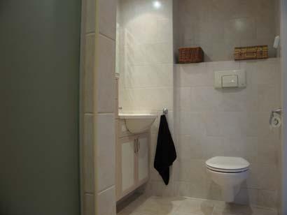 Badkamer: Moderne verruimde geheel met lichte warme