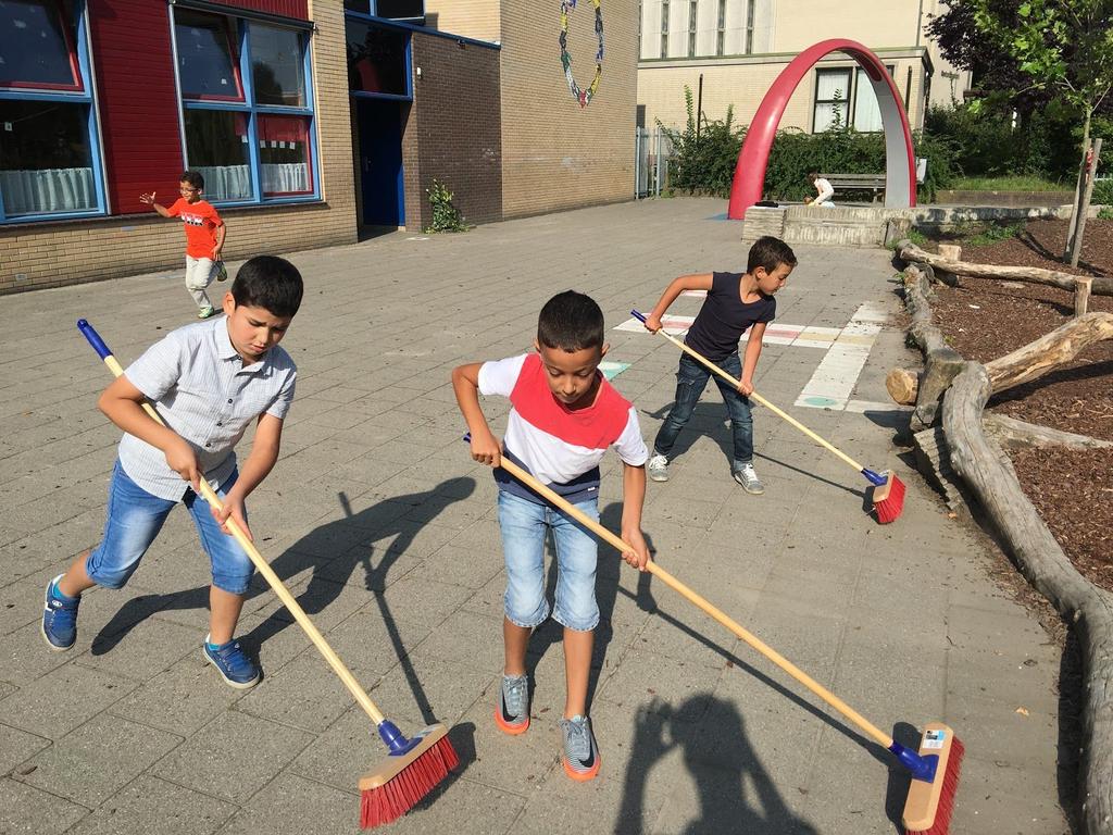 Na de kring gaan de kleuters in de hoeken aan het werk. Dit noemen we het spelen/werken. Ze kiezen zelfstandig in welke hoek ze gaan werken. Er zijn oa.