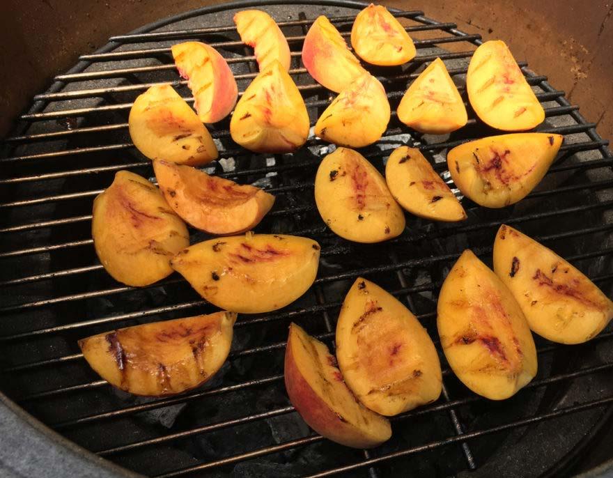 6. Gegrilde nectarines met karamelsaus 4 grote ontpitte nectarines of perziken 25gr roomboter 1el volle room 200g donkerbruine suiker 1tl vanillesuiker 4 bollen vanilleijs Takjes munt 1.