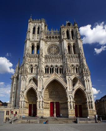 Dag 2: Amiens - Nahours (O-A) s Ochtends maken we een kleine wandeling in het centrum van Amiens. We nemen ook voldoende tijd om de prachtige gotische kathedraal te bekijken.