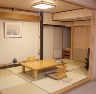 Hachiman is de oorlogsgod die door de samoerai werd vereerd. We genieten van een theeceremonie in een 400 jaar oud theehuis, waarbij we een prachtig zicht hebben over een Japanse rotstuin.