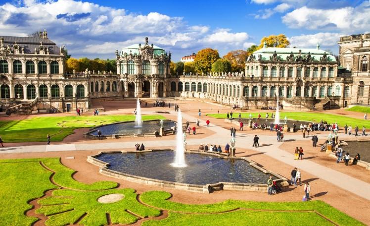 Dresden is de hoofdstad van Saksen, een deelstaat gelegen in het oosten van Duitsland. De stad stond bekend om haar porselein maar werd tijdens de Tweede Wereldoorlog compleet verwoest.