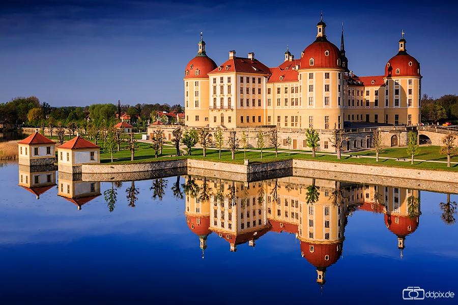 Dag 4 Het kleinood Pillnitz, dat tegenwoordig bij de stad Dresden hoort, is een indrukwekkende kunstschepping door zijn romantische ligging tussen Elbe en wijngaarden.