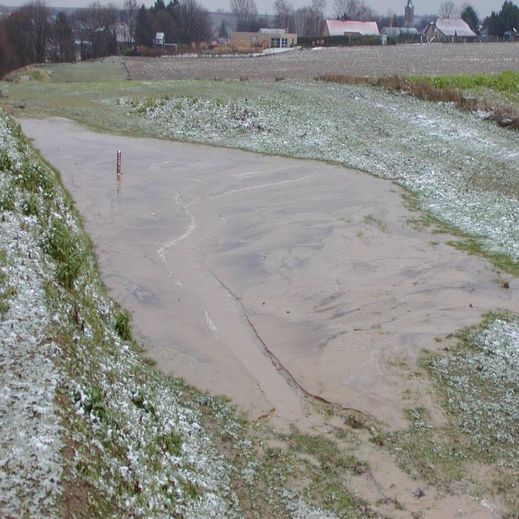 De weggevloeide grond van de