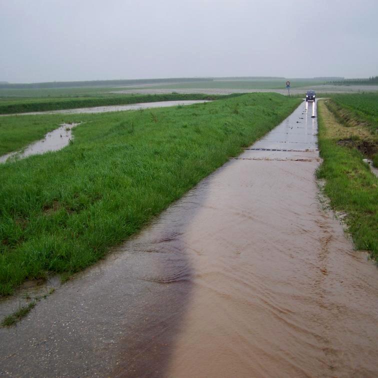 Veel ruilverkavelingswegen fungeren als echte snelwegen of afvoerkanalen voor de water- en modderstromen.