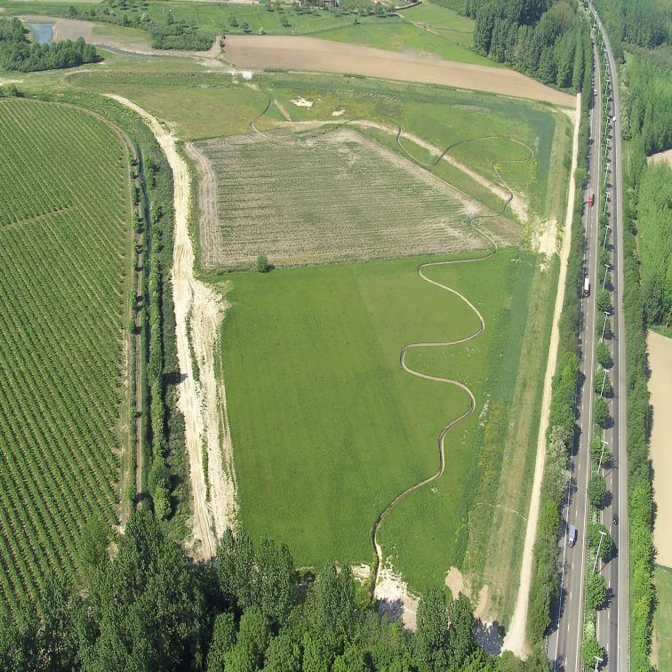 Een kronkelende sloot doorheen de overstromingszone en een aangepaste beplanting moet het