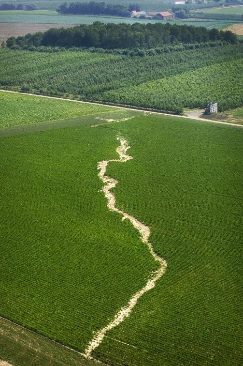 Heuvelachtig Vlaanderen lijdt erg onder erosie. Bij hevige regenval vloeit heel wat vruchtbare grond weg. Er ontstaan diepe en brede erosiegeulen waar niet meer geteeld kan worden.