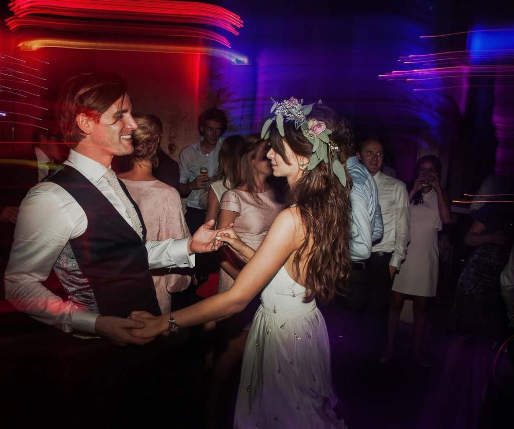 diner en feest Het huwelijksdiner met vrienden en familie vindt plaats in Carrière Poswick. Deze verrassende zaal in de mergelgrot biedt verschillende mogelijkheden.