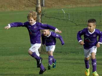 Voor aanvang van de wedstrijd is er een minuut stilte vanwege het onvoorstelbare drama van afgelopen donderdag in Oss. Dat doen alle spelers heel netjes (liment!).