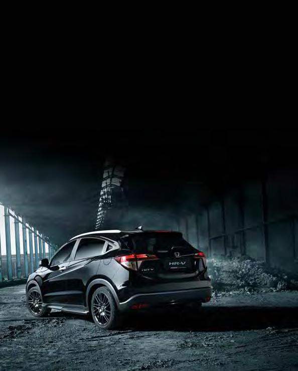 HR-V BLACK EDITION Black Edition Pack u Beschermplaat voor- en achteraan in Crystal Black u Zwarte lichtmetalen velgen 18 Stygean u Stijlvolle treeplanken u Black Edition embleem u Zwarte