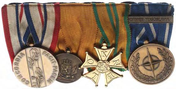 Trouwe Dienst Landmacht brons, Vierdaagse Nijmegen en NATO medaille met gesp Former Yugoslavia Spang met 3 onderscheidingen: