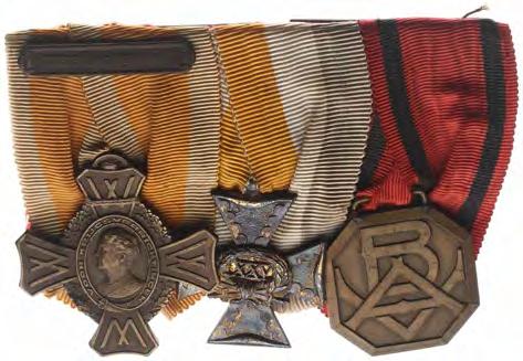 2438 Spang met 3 onderscheidingen: Oorlogsherinneringskruis met gesp Nederland Mei 1940, Officierskruis 25 jaar en Vrijwillige Burgerwacht