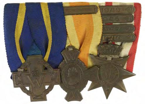 2440 2444 2440 2441 Spang met 3 onderscheidingen: Kruis van Verdienste, Oorlogsherinneringskruis met gesp Krijg te Land 1940-1945 en Orde & Vrede met gespen 1946-47-48-49 Spang met 2