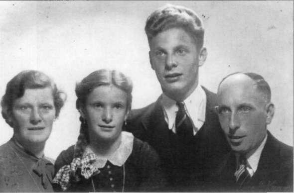 Gezin van Klaas Zonneveld en Jane van Veen in 1951 (129). V.l.n.r.: achter: Heert, Guus, Lou, Alie, Cor, Annie, Nic; voor: Theo, vader Klaas, Lida, moeder Jane, Jeanne en Vera.
