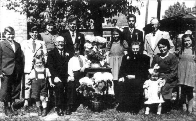 Geen kinderen. 2 Bernardus J.P. (Bernard) geb. 30-4-1932, chef administratie bij een busonderneming, woont in Egmond-Binnen, tr. Alkmaar 10-6- 1961 met Anna C. (Annie) van den Berg.