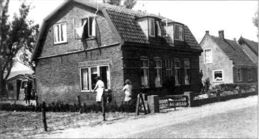 Amsterdam 24-9-1916, woont in Heerhugowaard, eerder gehuwd met Jan W. Landzaat, dr. van Johannes P. Busch en Hendrina M. Koekkoek. Kind geboren te Alkmaar: 1 Cornelis (Cor) geb.