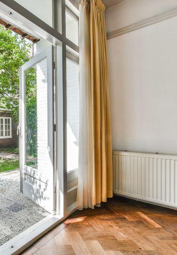 Indeling: Via de mooie klassiek houten deur betreedt men de hal met koele marmeren bekleding die vervolgens toegang biedt tot de ruime centrale hal.